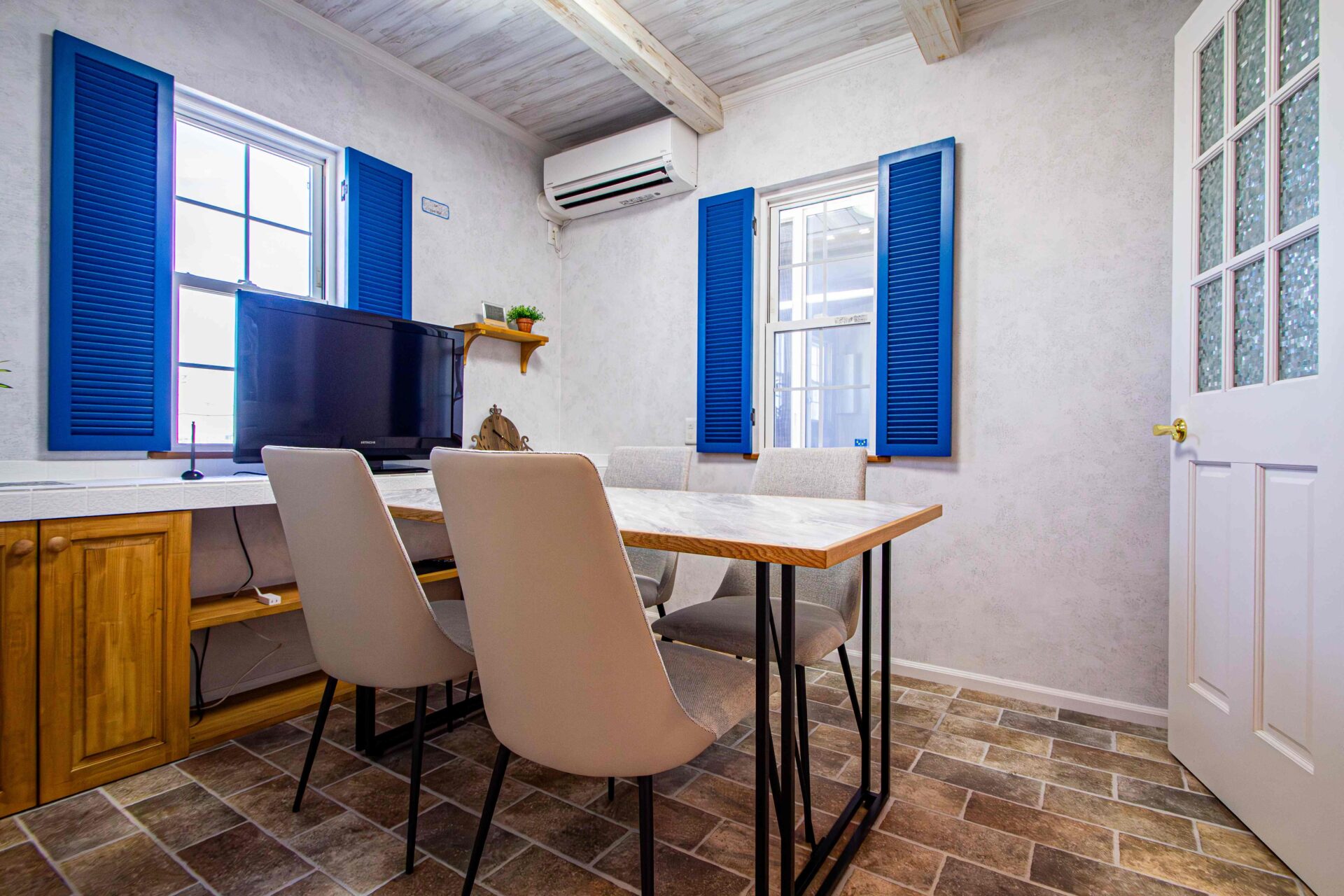 三ツ木展示場の打合せ室をリニューアル。テイストの違う2つの空間に